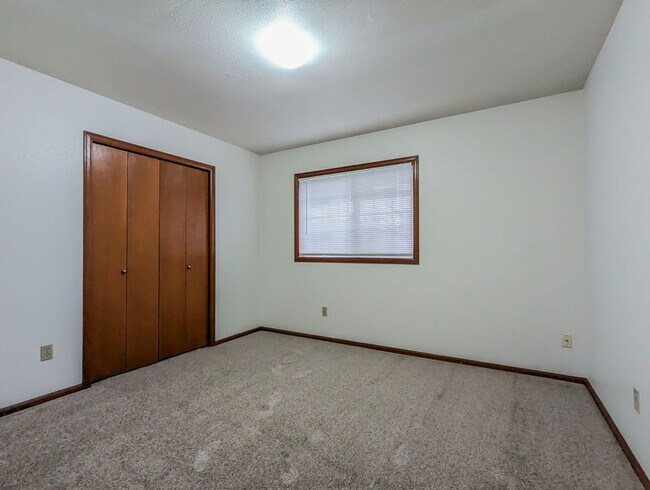 Building Photo - **Move-In Special** Beautiful 3 bed, 2.5 bath Rambler w/ New Carpet Throughout!