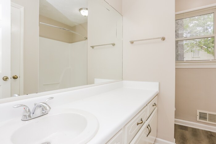 Building Photo - 525 Knollwood Dr