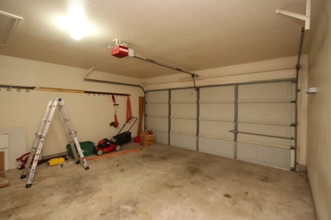 Building Photo - Great 1 story home on a pretty lot with lots of trees!