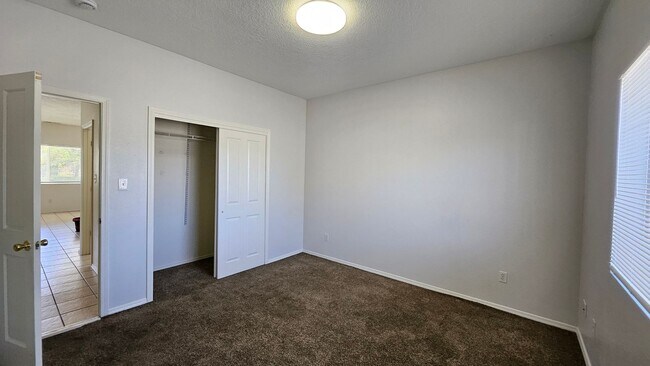 Building Photo - 5401 Alice Ave NE