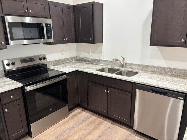 Building Photo - 2553 Sycamore Ave