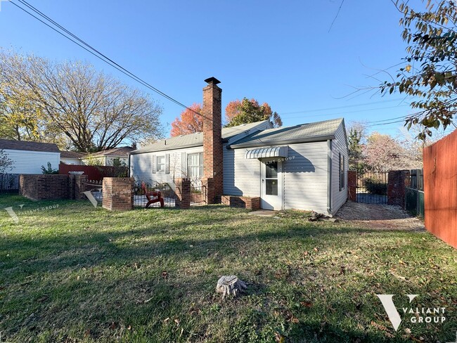 Building Photo - Charming Two-Bedroom, One-Bathroom, Fully-...