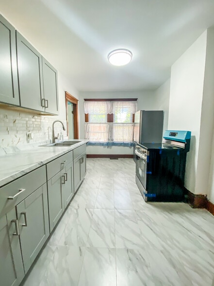 Building Photo - 8 Howe St