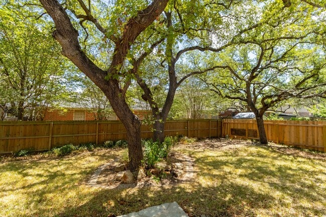 Building Photo - 4 bedroom, 2 bathroom home in South Austin!