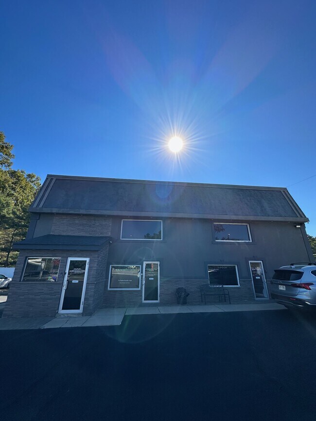 Building Photo - 918 E Jericho Tpke