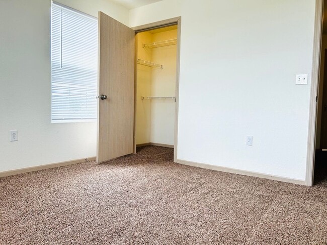 Building Photo - Large 3 Bedroom Apartment, Great Location!