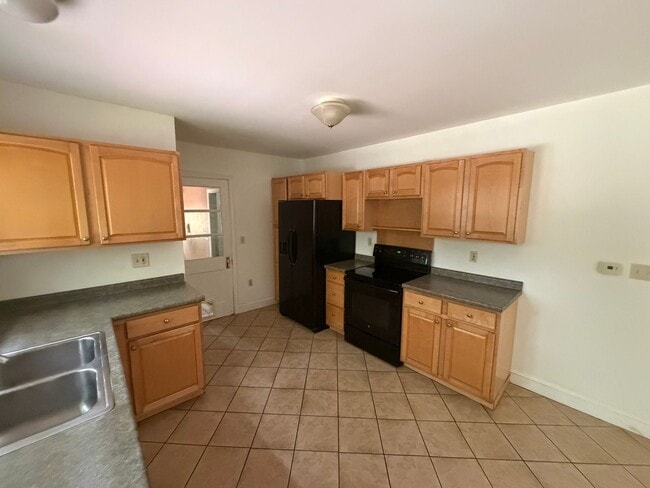 Building Photo - 3BD/1BA Single Family Home in Westbrook - Available Now