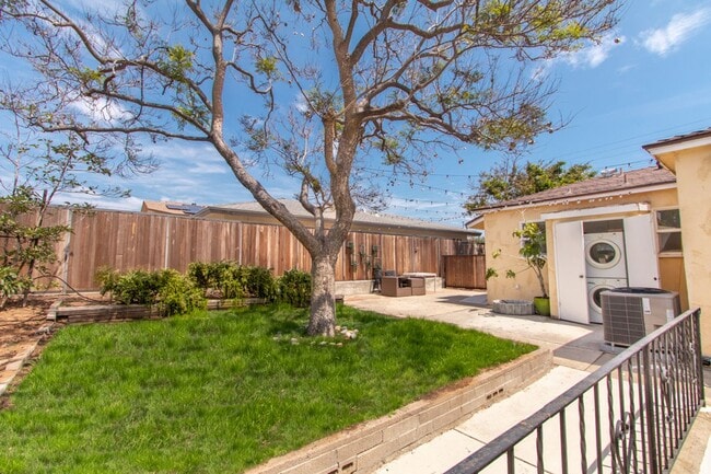 Building Photo - Well Maintained & Bright Detached 2 bed / 1 bath Home In Quiet Neighborhood of North Park - Peak ...