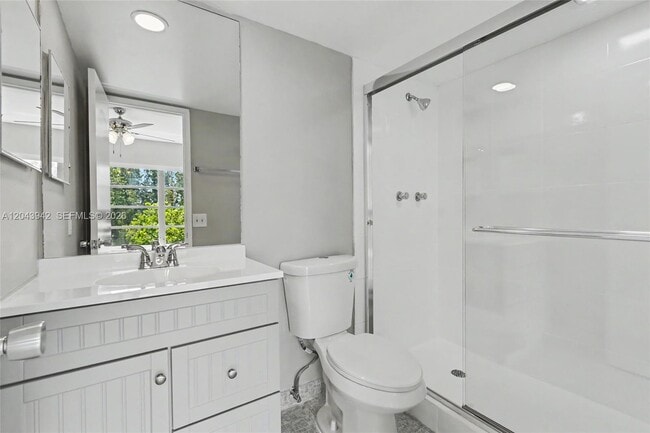 Building Photo - 3250 N Palm Aire Dr