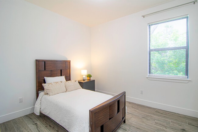 Building Photo - 15245 Brainbridge Cir