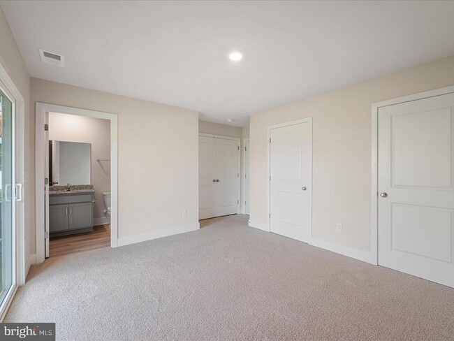 Building Photo - 166 Munsee Cir