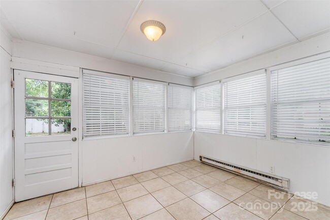 Building Photo - 3252 Northampton Dr