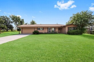 Building Photo - 1726 Wycliffe Dr