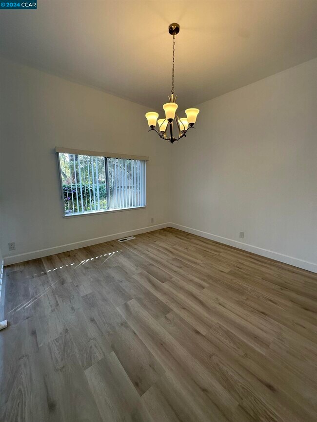 Building Photo - 1700 Siskiyou Dr