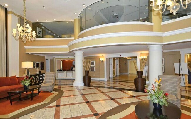 Building Photo - Spacious 2BD/1BA Condo with Glorious Views!