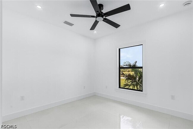 Building Photo - 844 Millpond St E