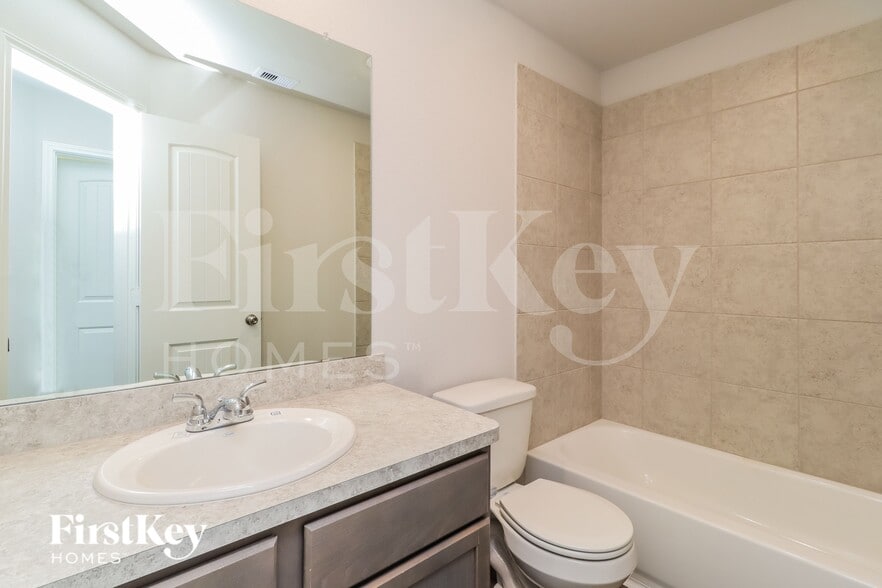 Building Photo - 14725 Country Club Dr