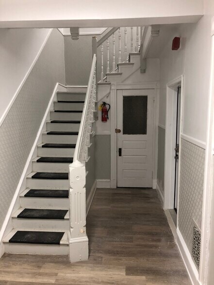 Building Photo - 1127 S 48th St