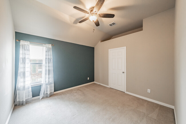Building Photo - 1605 Buckhorn Dr