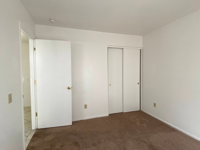 Building Photo - Large Four Bed, Three Bath Home with a Pool