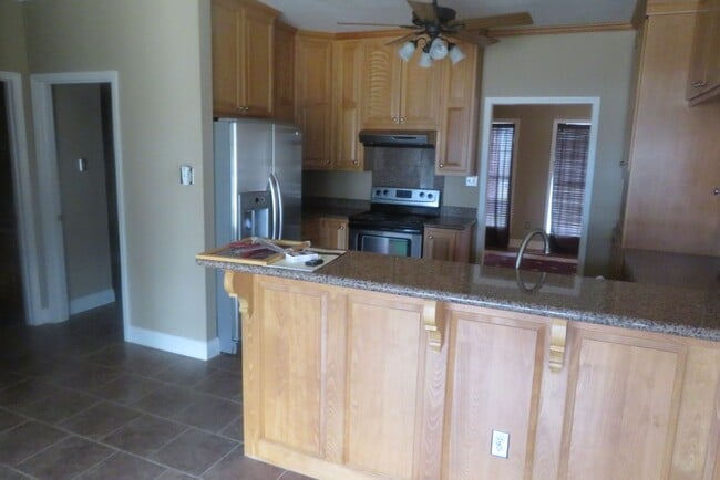 Building Photo - 442 Country Club Rd