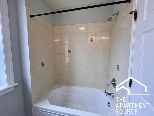 Building Photo - 2900 N Kolmar Ave