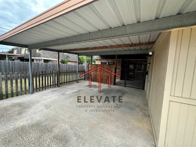 Building Photo - "Charming 3-Bedroom Townhouse Oasis with 2...