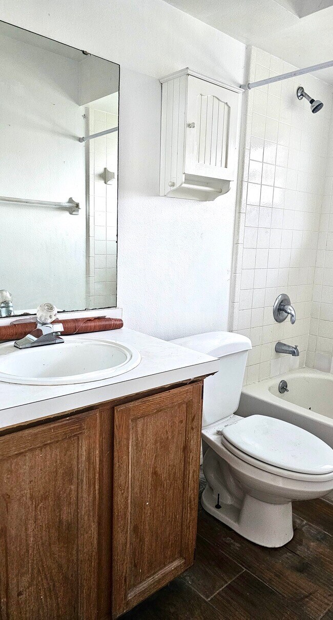 Building Photo - 1371 Melshire Ave