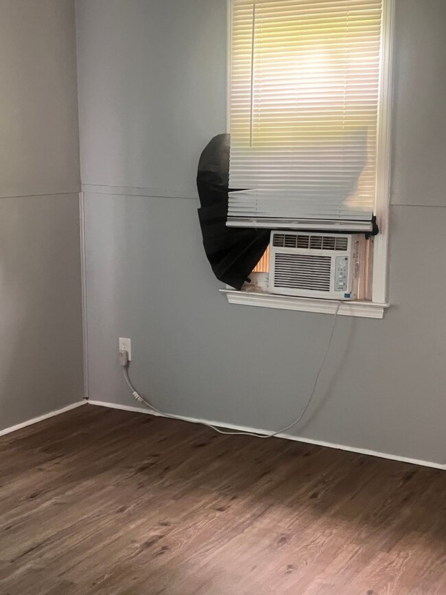 Building Photo - Two bedroom /One bath house