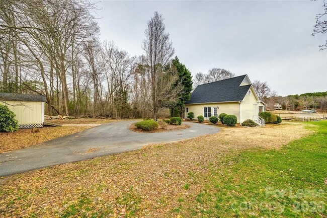 Building Photo - 1739 Old Clay Hill Rd