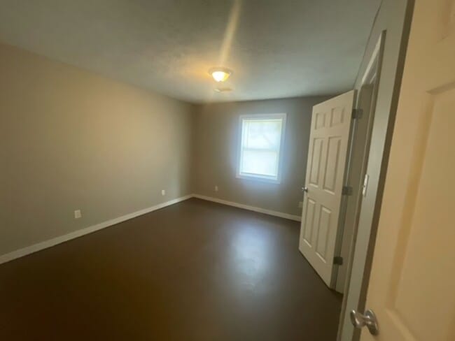 Building Photo - Renovated 2 Bedroom 1 Bath Unit for Rent!