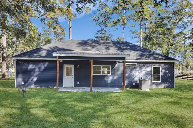 Building Photo - Spacious 3 Bedroom Home with Bonus Suite i...