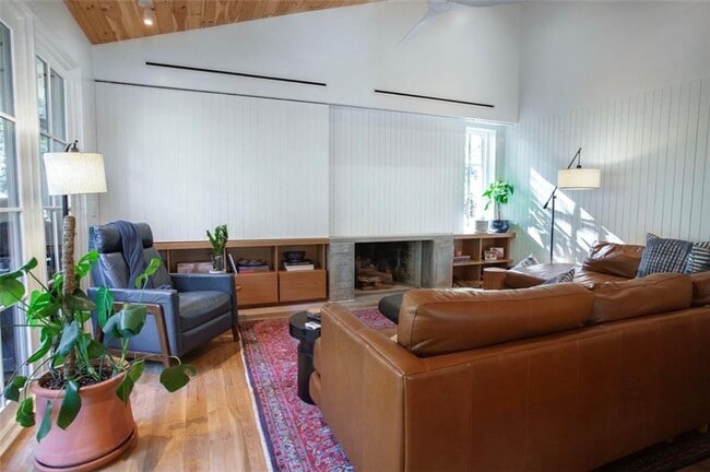 Building Photo - 8885 Bay Dr