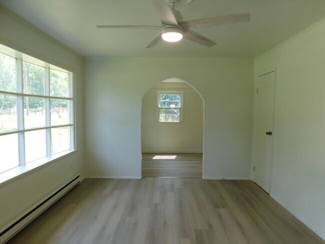 Building Photo - Price Reduced!!! $1950/Month