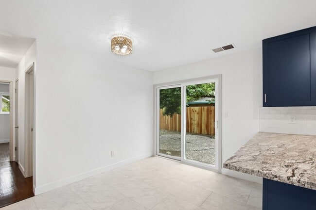 Building Photo - 4 Bedroom 2 Bathroom - Freshly Remodeled Available for Immediate Move-In