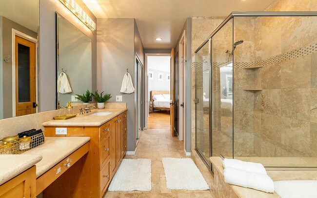 Building Photo - Luxurious Carlsbad Beach Townhouse - Your ...