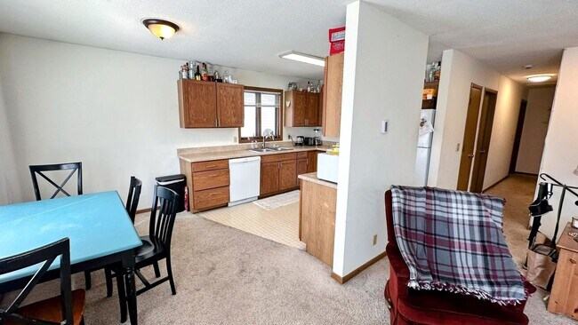 Building Photo - Off Campus Housing Option - Spacious 3 Bed...