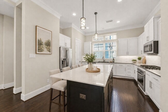 Building Photo - 734 N Shepherd Dr