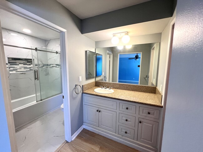 Master bathroom - 17738 Devonshire St