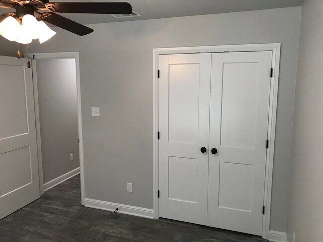 Building Photo - Gorgeous 2 bed/2 bath near Bunny Trail