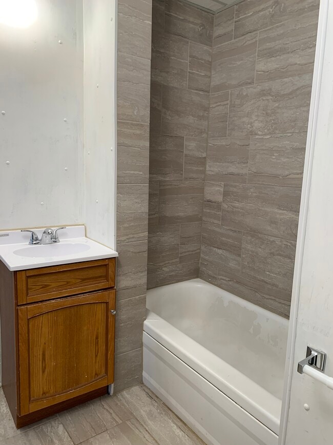 Building Photo - 617 7th Ave