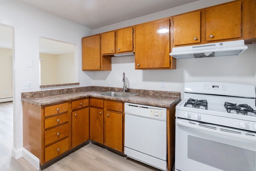 Building Photo - Newport Landings Apartment Community