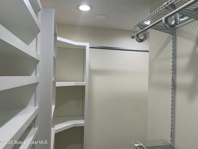 Building Photo - 658 Hibiscus Dr