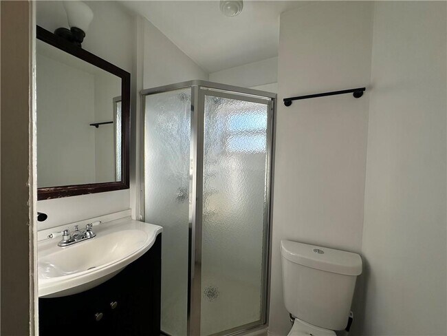 Building Photo - 5 Record St