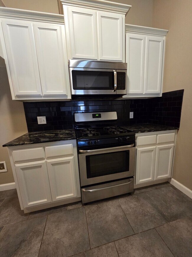 Building Photo - YUKON HOME MOVE IN SPECIAL! ?