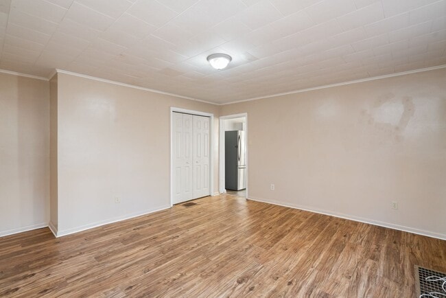 Building Photo - MOVE IN SPECIAL! SCORE HALF OFF 1ST MONTH'...