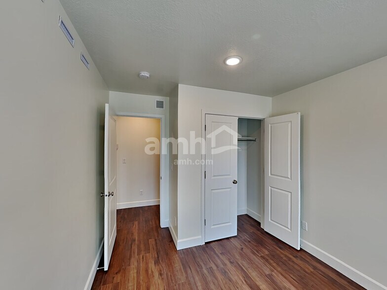 Building Photo - 11022 S Trocadero Ave