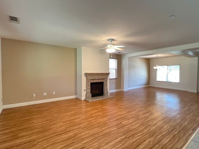 Building Photo - Northwest Bakersfield