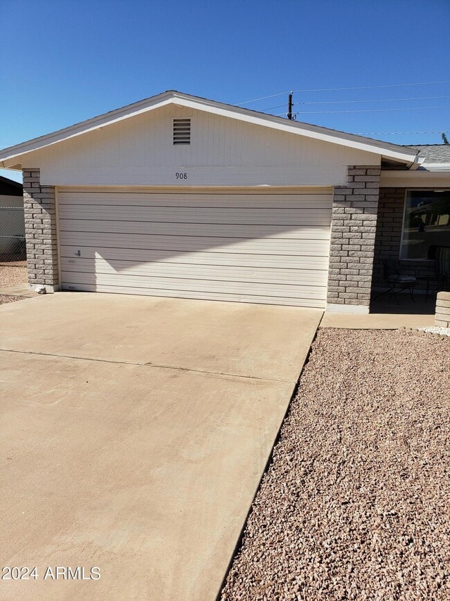 Building Photo - 908 S Ocotillo Dr