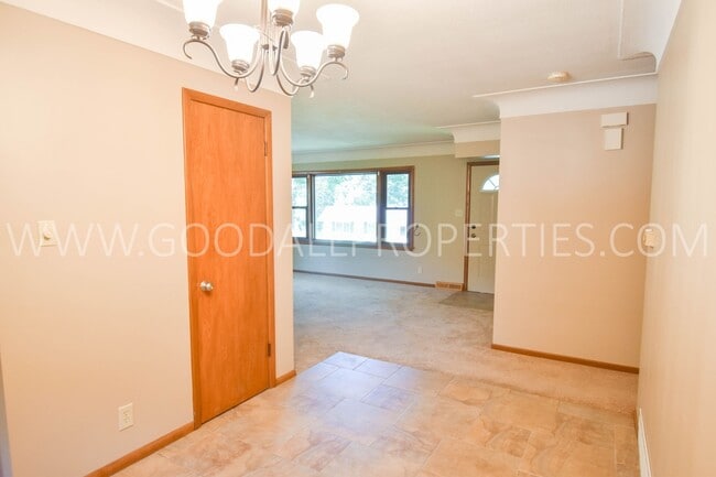 Building Photo - Charming 3 Bedroom, 2.5 Bath Ranch Style H...